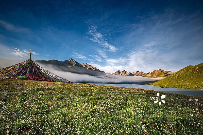年宝玉则、秘境、藏地、汽车广告、旷野、神秘、山、地形、草原图片素材