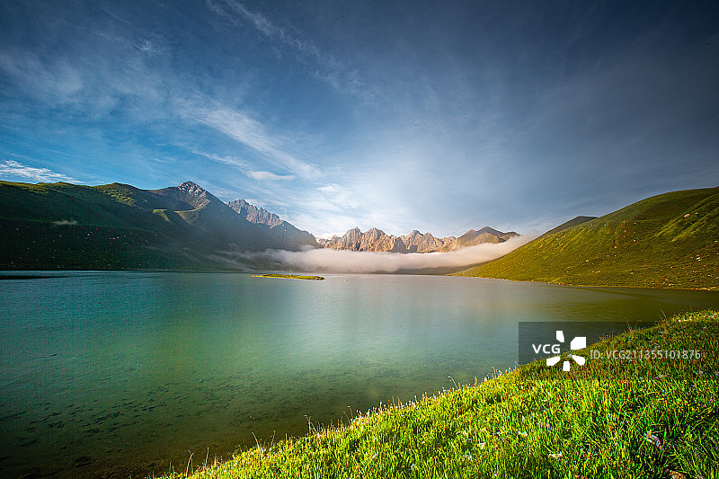 年宝玉则、秘境、藏地、汽车广告、旷野、神秘、山、高原湖泊图片素材