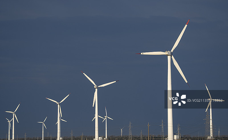 江苏东台沿海的风力发电站图片素材