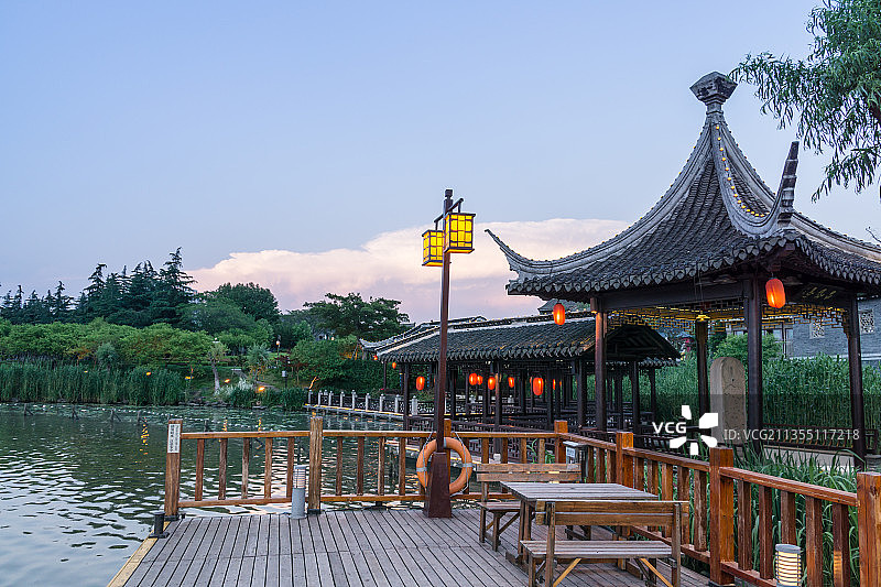 夕阳下的中国泰州凤城河的河畔古建筑图片素材