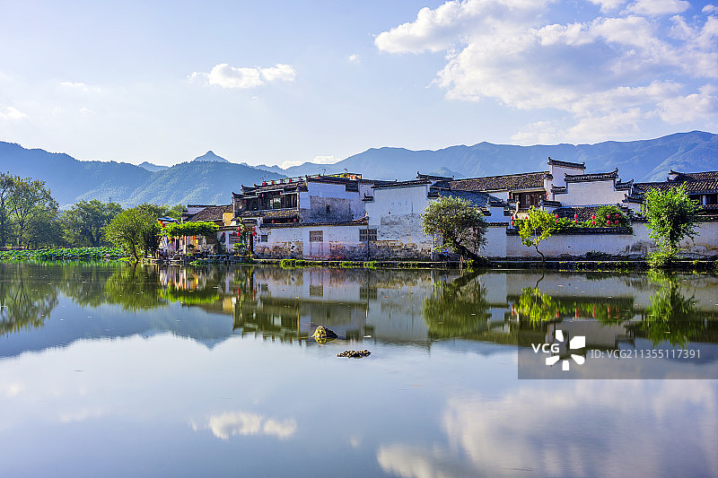 安徽省黟县宏村景区徽派建筑倒影图片素材