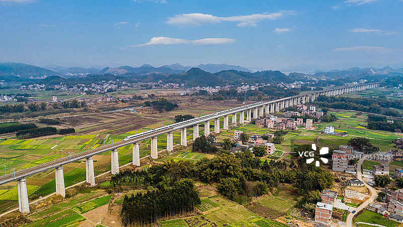 大山里的通途图片素材