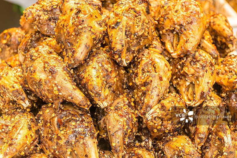 中国四川成都锦里的小吃麻辣兔头图片素材