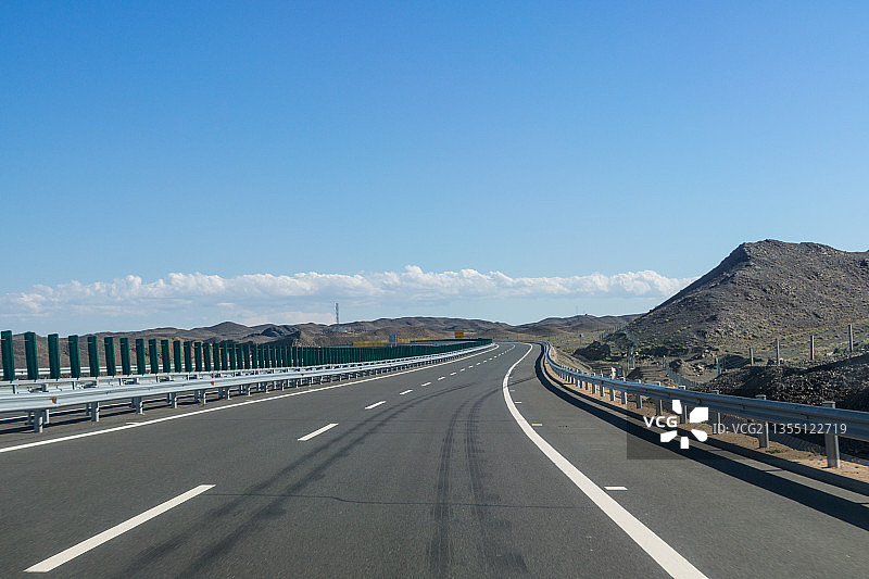 中国新疆塔城的戈壁滩高速公路背景图片素材