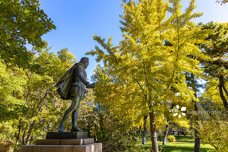金秋的北京大学塞万提斯像图片素材
