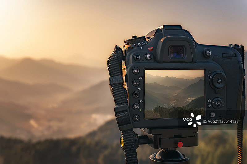 相机中的清晨日出图片素材