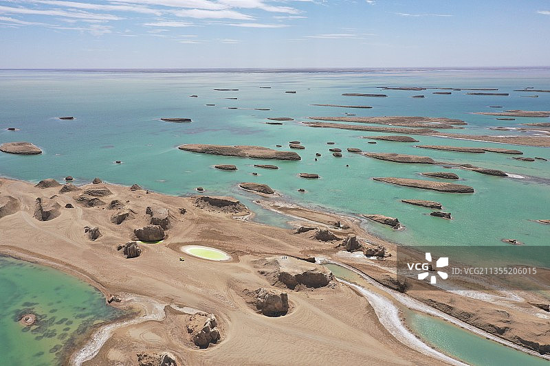 水上雅丹图片素材