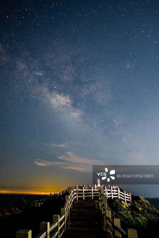 福建平潭岛东海仙境景区夜晚的海边星空银河图片素材