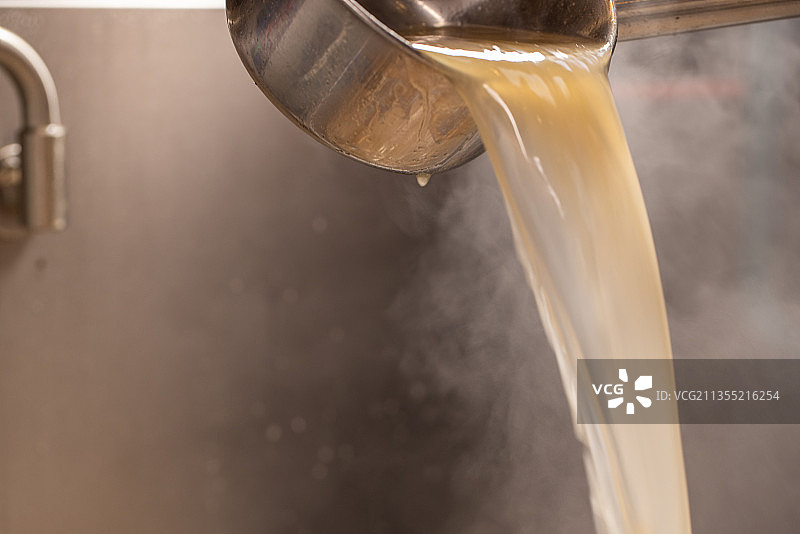 沸腾的牛肉汤锅图片素材