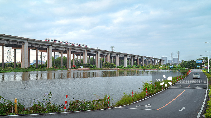 地铁列车与汽车图片素材