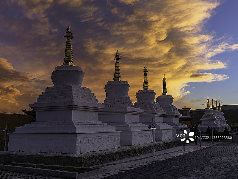 甘肃甘南米拉日巴佛阁黄昏时的白塔图片素材