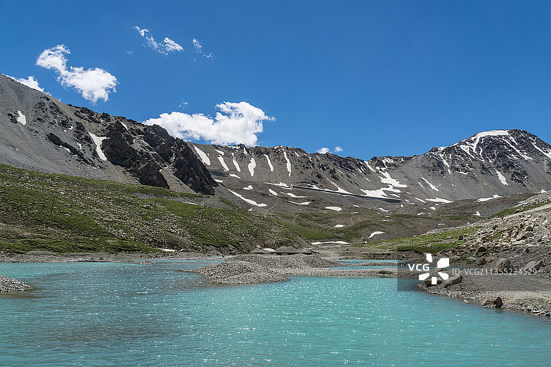 夏季中国新疆G217独库公路龙池沿途的雪山草原森林湖泊图片素材