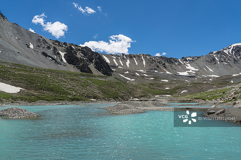 夏季中国新疆G217独库公路龙池沿途的雪山草原森林湖泊图片素材