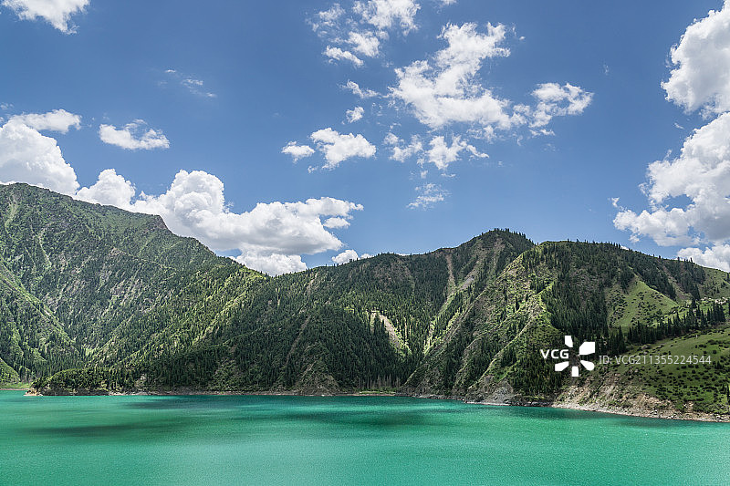 夏季中国新疆G217独库公路龙池沿途的雪山草原森林湖泊图片素材