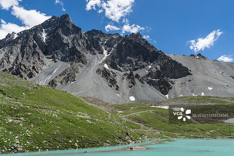 夏季中国新疆G217独库公路龙池沿途的雪山草原森林湖泊图片素材