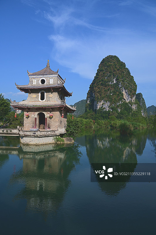 广西百色靖西旧州古镇河中间的文昌塔和远处的喀斯特峰丛图片素材