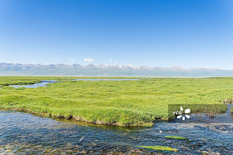 夏季中国新疆G217独库公路沿途的高山河水草甸图腾图片素材