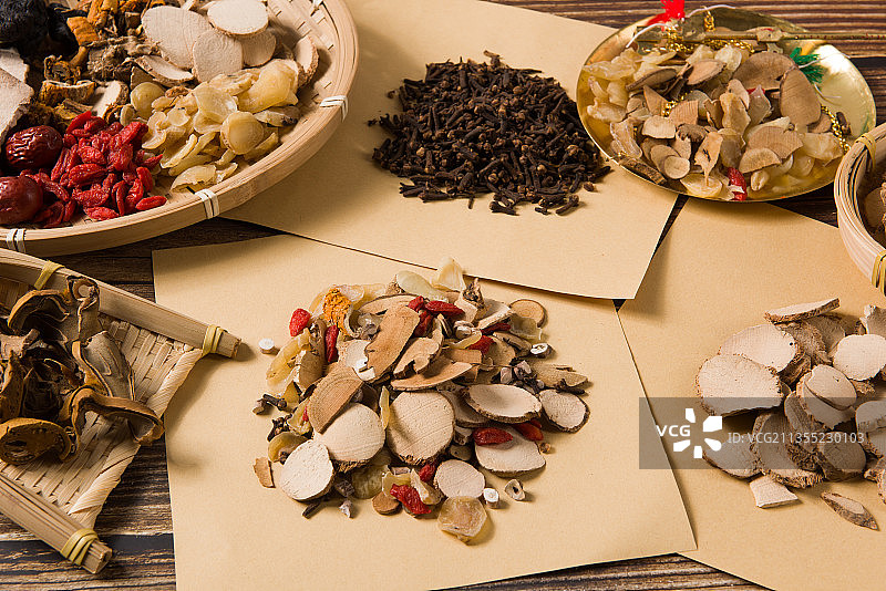 桌上的中药及处方图片素材