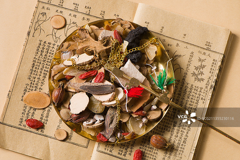 书上秤盘里的中药材图片素材