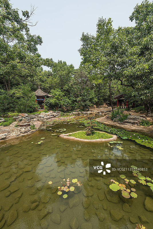 中国北戴河联峰山公园的荷花池树林假山古建筑图片素材