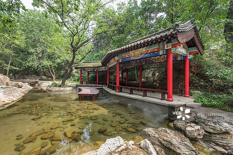 中国北戴河联峰山公园的荷花池树林假山古建筑图片素材
