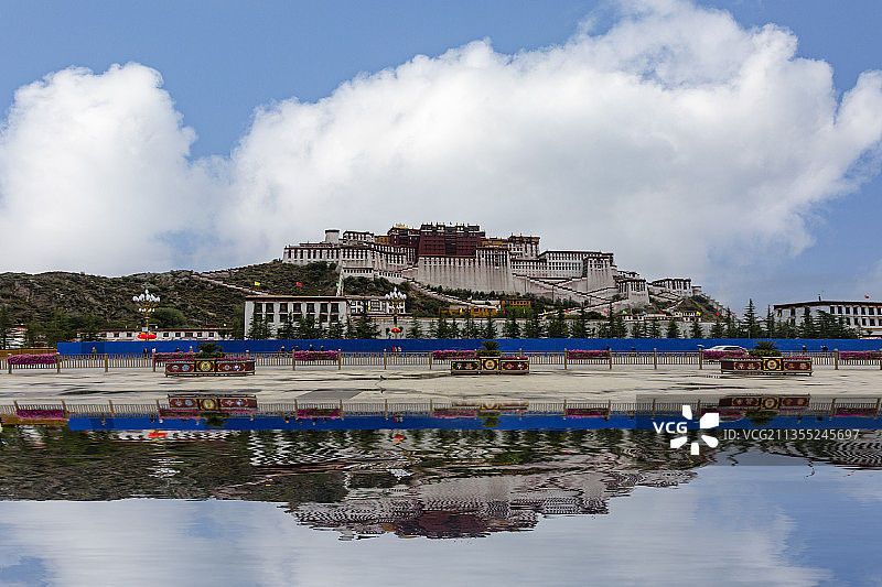 中国西藏自治区拉萨市布达拉宫建筑倒影风光图片素材