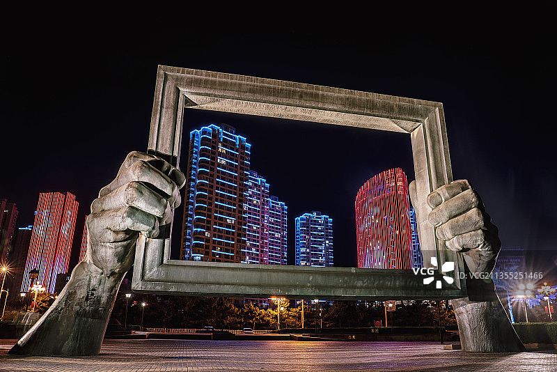 山东省威海公园画中画雕塑景观夜城市景图片素材