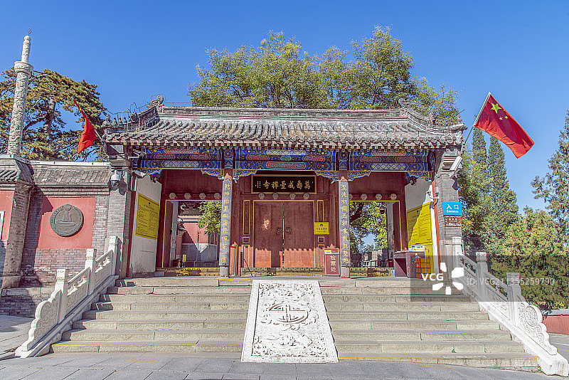 秋色斑斓北京戒台寺图片素材