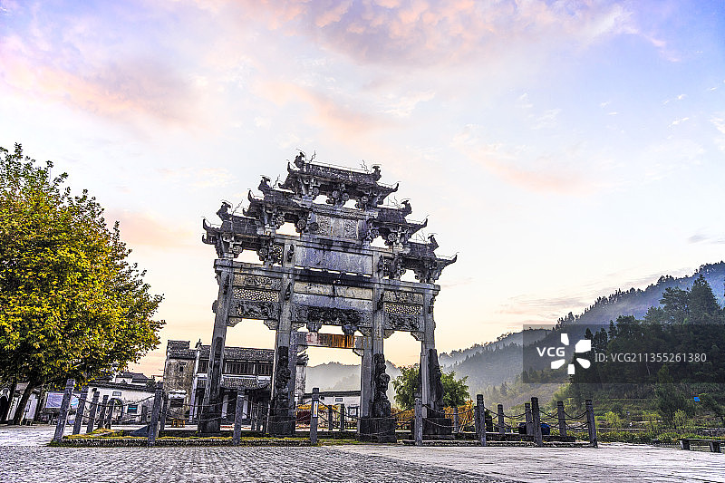 安徽西递古村景区早晨的牌坊图片素材