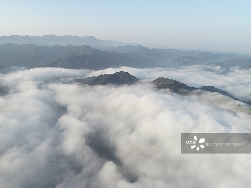 云雾中的山图片素材