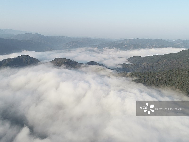 云雾中的山图片素材