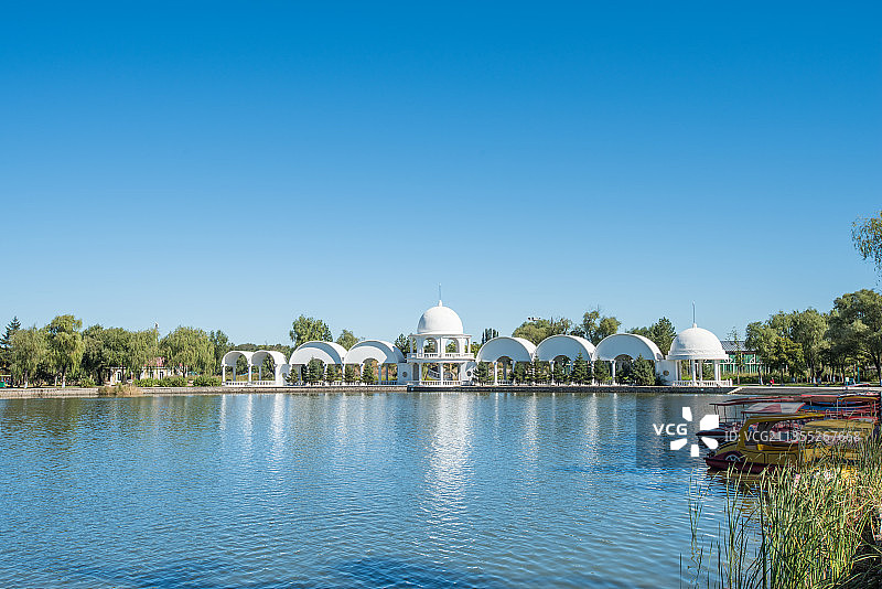 中国哈尔滨秋季晴天太阳岛景区湖边建筑游船图片素材