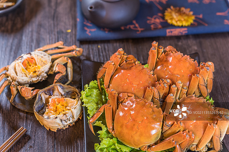 蒸熟的河蟹与紫砂壶图片素材