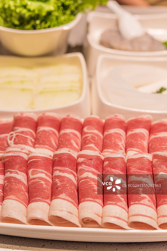 摆放整齐的生的火锅羊肉卷图片素材