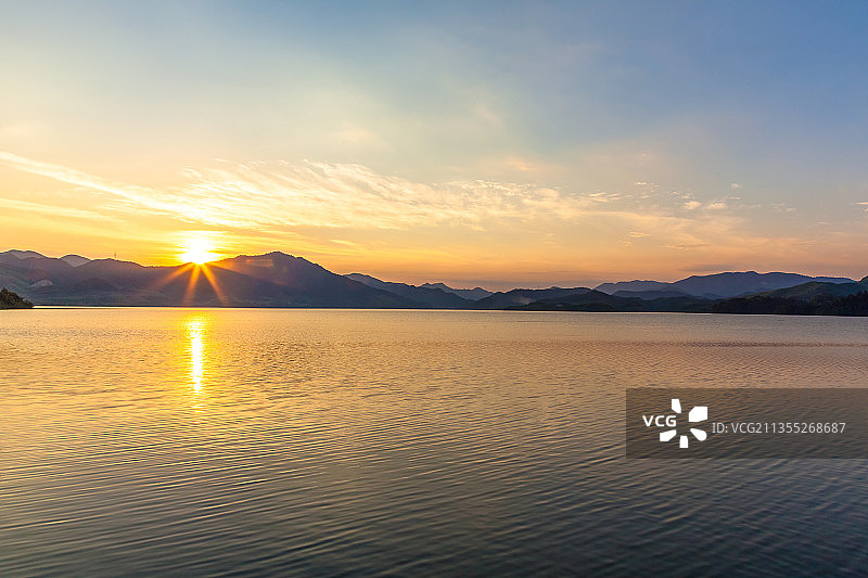 湖面上的日落图片素材