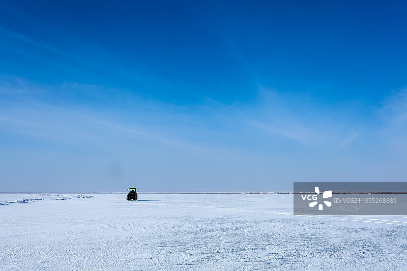 冬季里冻结的达里诺尔湖湖面图片素材