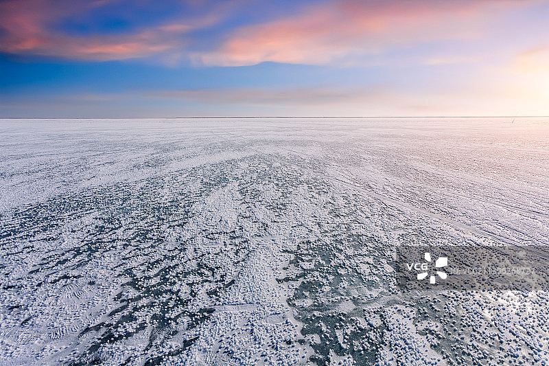 冬季里冻结的达里诺尔湖湖面图片素材