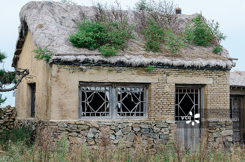 中国山东日照礁石公园边的老房子图片素材