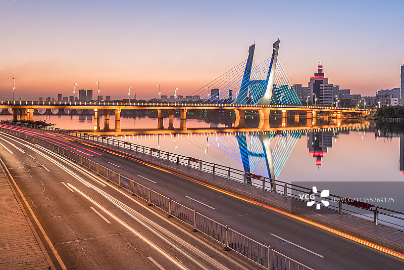 秋季中国抚顺城市跨河大桥灯光夜景图片素材