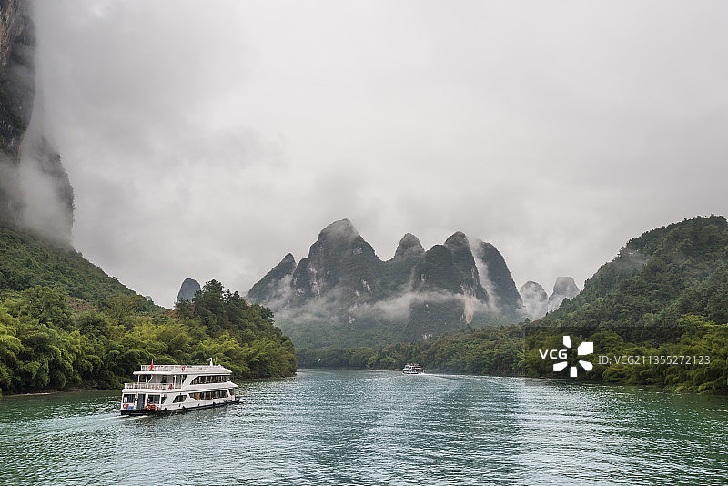 烟雨中的中国广西桂林的漓江山水风光图片素材