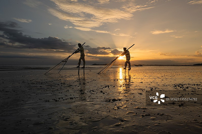 高跷捕鱼图片素材