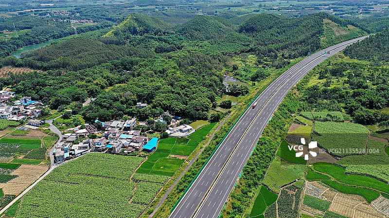 高速公路从咱村前过图片素材