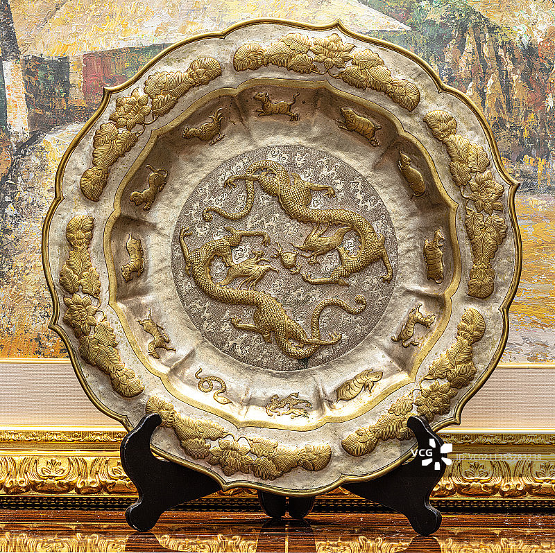 豪宅里的同金盘子摆件。图片素材