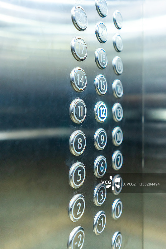 中国泰安电梯里的按键和呼叫图片素材