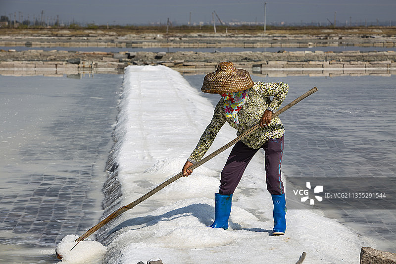 海南莺歌海盐田、晒盐、结晶、盐矿、白色、传统、海盐、工业图片素材