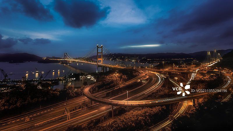 暴风雨过后的青马大桥，通往离岛区的必经之路图片素材