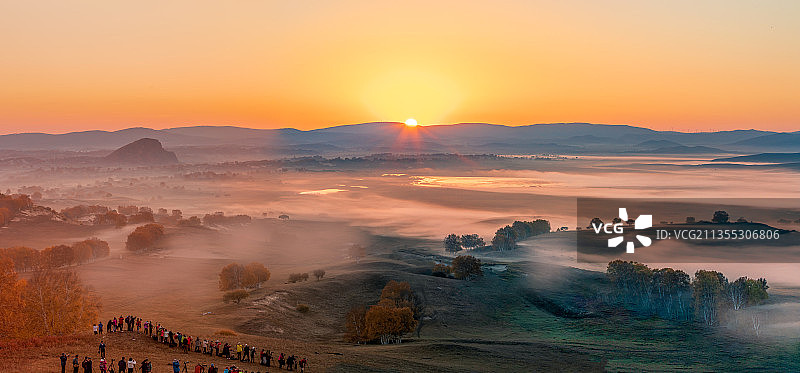 乌兰布统将军泡子日出映照平流雾图片素材
