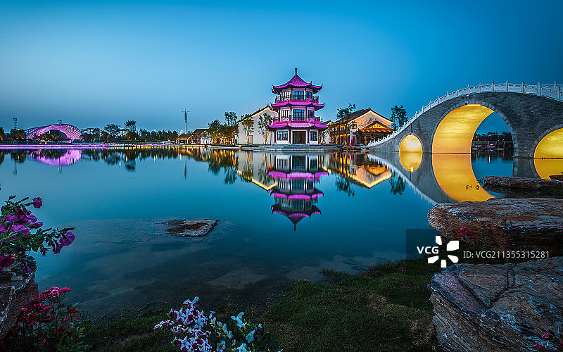 亭台楼阁夜色倒影图片素材