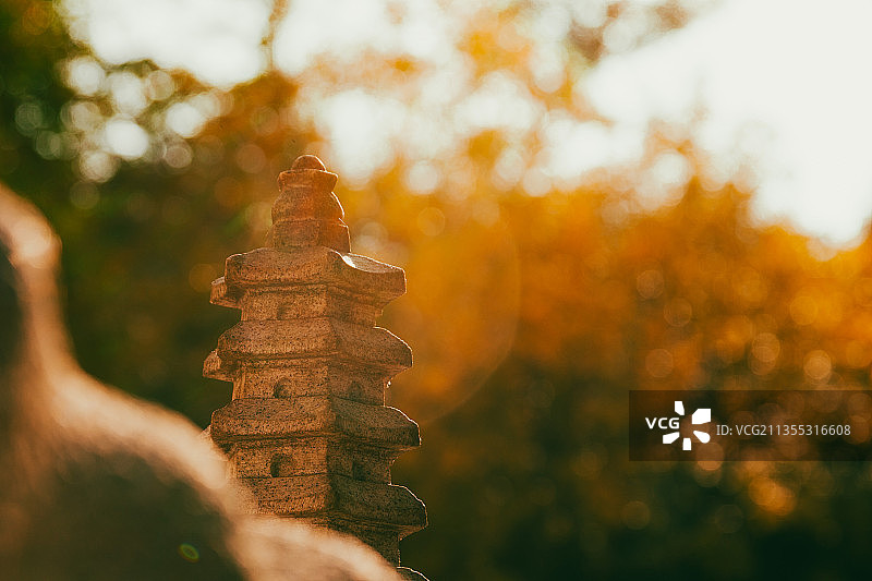 夕阳下罗汉手中的石塔图片素材