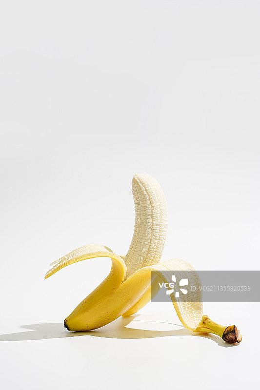 白色背景上的香蕉特写镜头图片素材